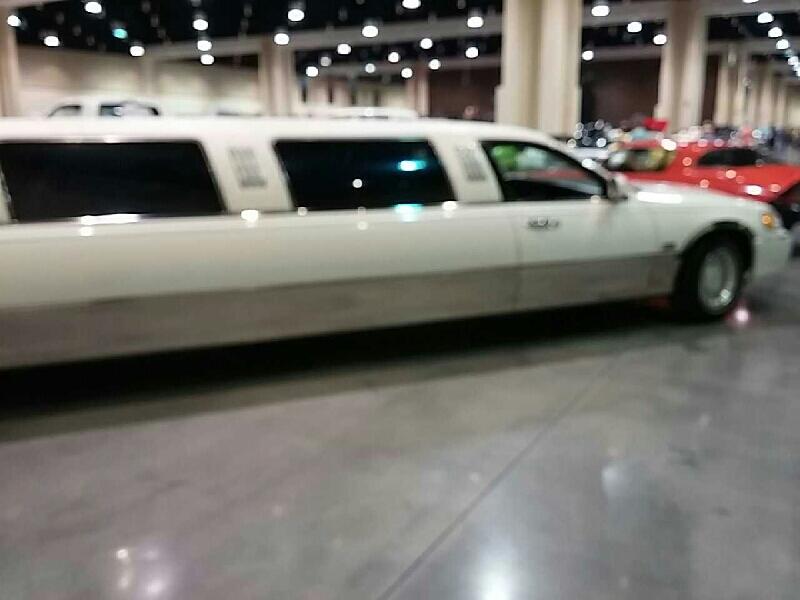 1st Image of a 2000 LINCOLN TOWNCAR