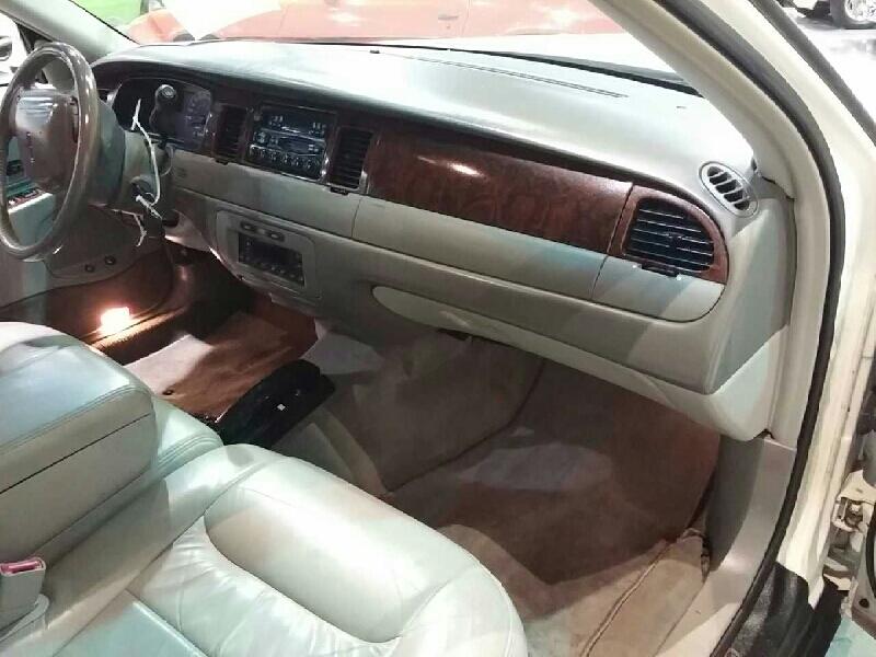 4th Image of a 2000 LINCOLN TOWNCAR