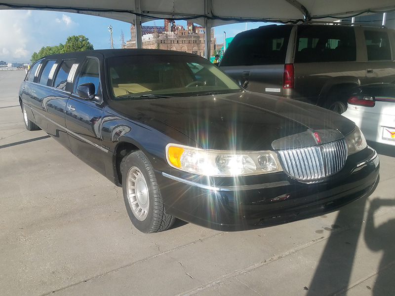 1st Image of a 1998 LINCOLN TOWN CAR EXECUTIVE