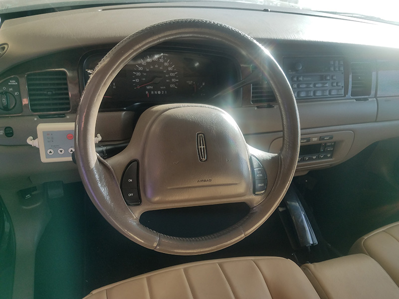 4th Image of a 1998 LINCOLN TOWN CAR EXECUTIVE