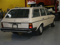 Image 7 of 18 of a 1985 MERCEDES 300TD