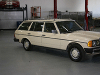 Image 8 of 18 of a 1985 MERCEDES 300TD