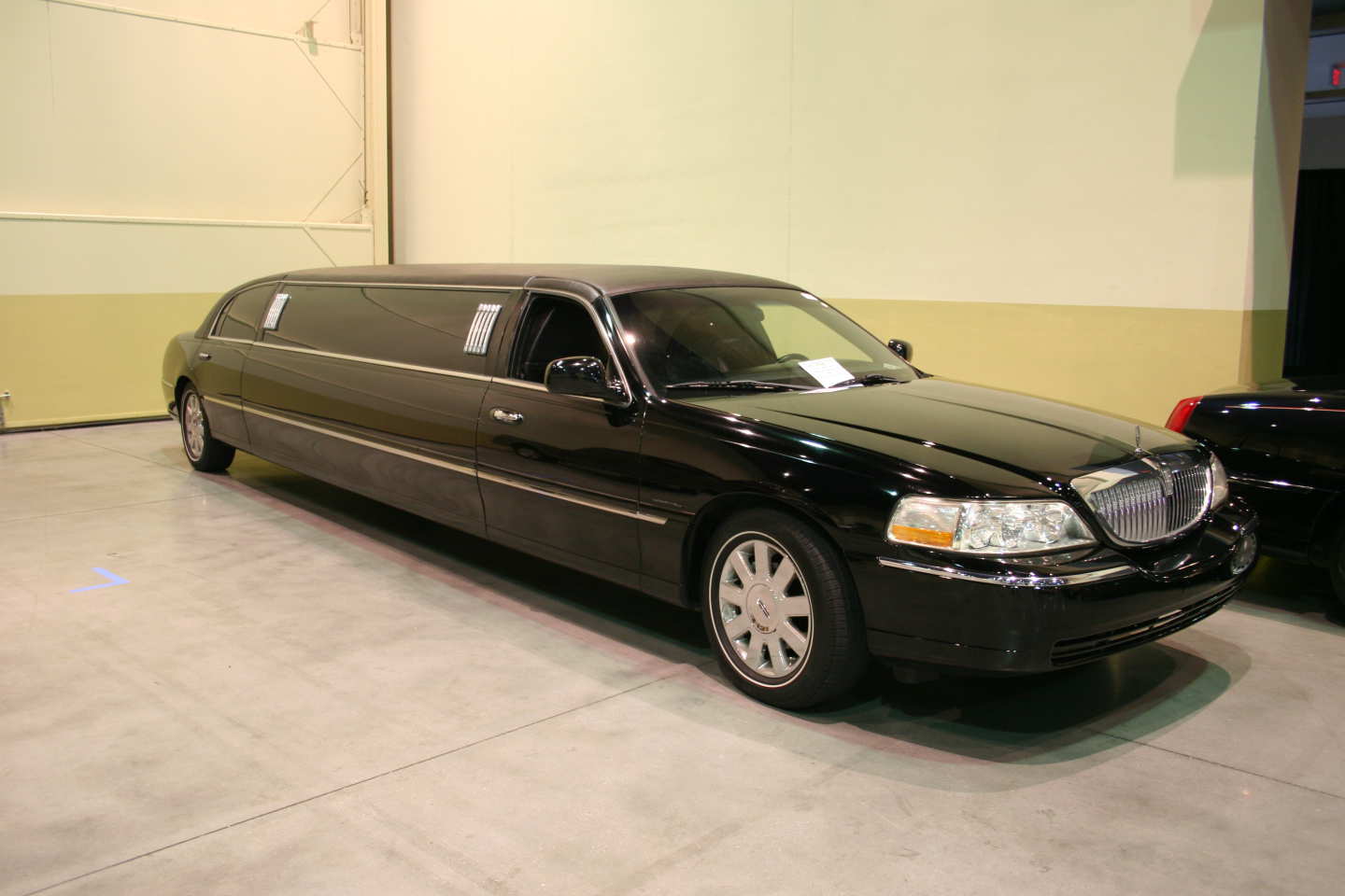 1st Image of a 2005 LINCOLN TOWN CAR EXECUTIVE