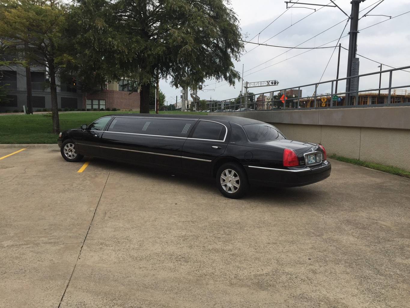 2nd Image of a 2007 LINCOLN TOWN CAR EXECUTIVE