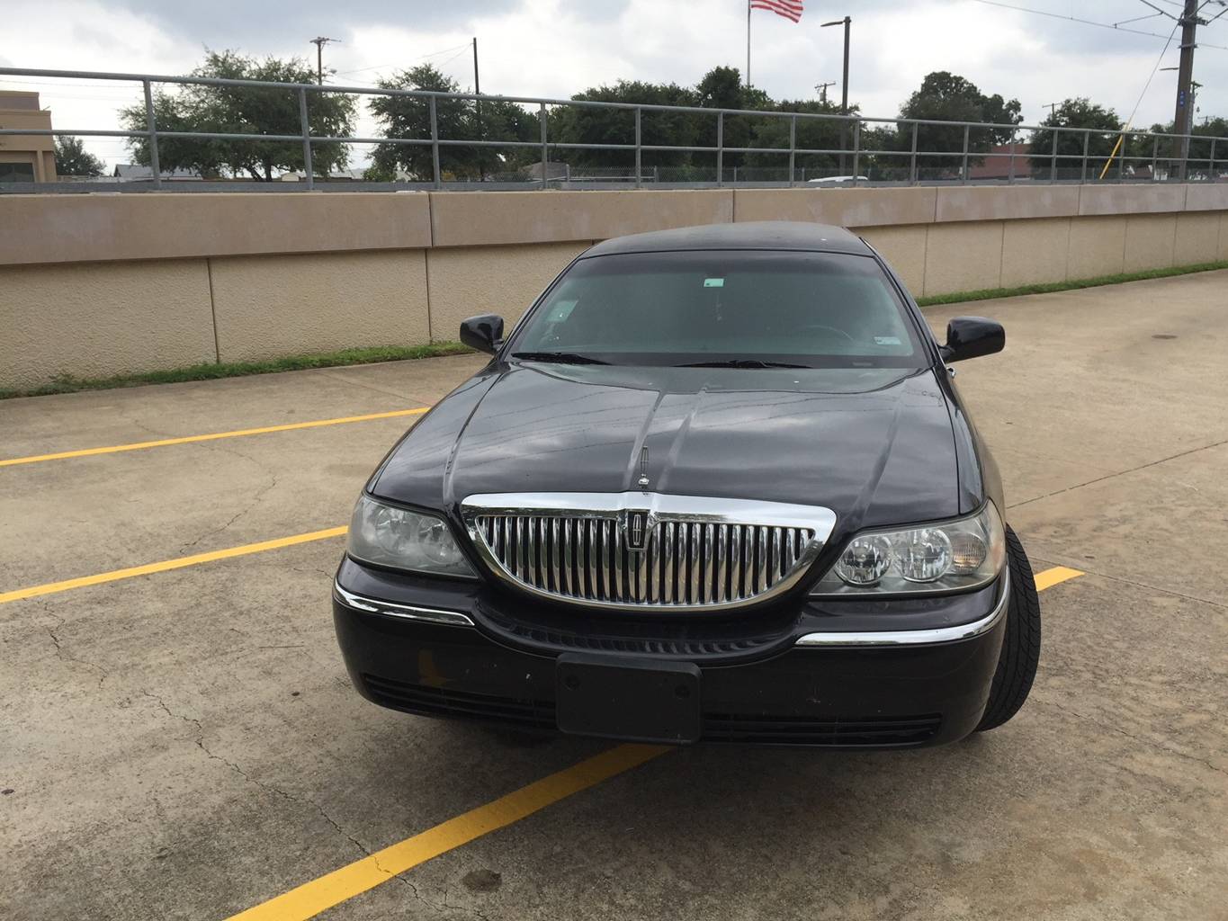 3rd Image of a 2007 LINCOLN TOWN CAR EXECUTIVE
