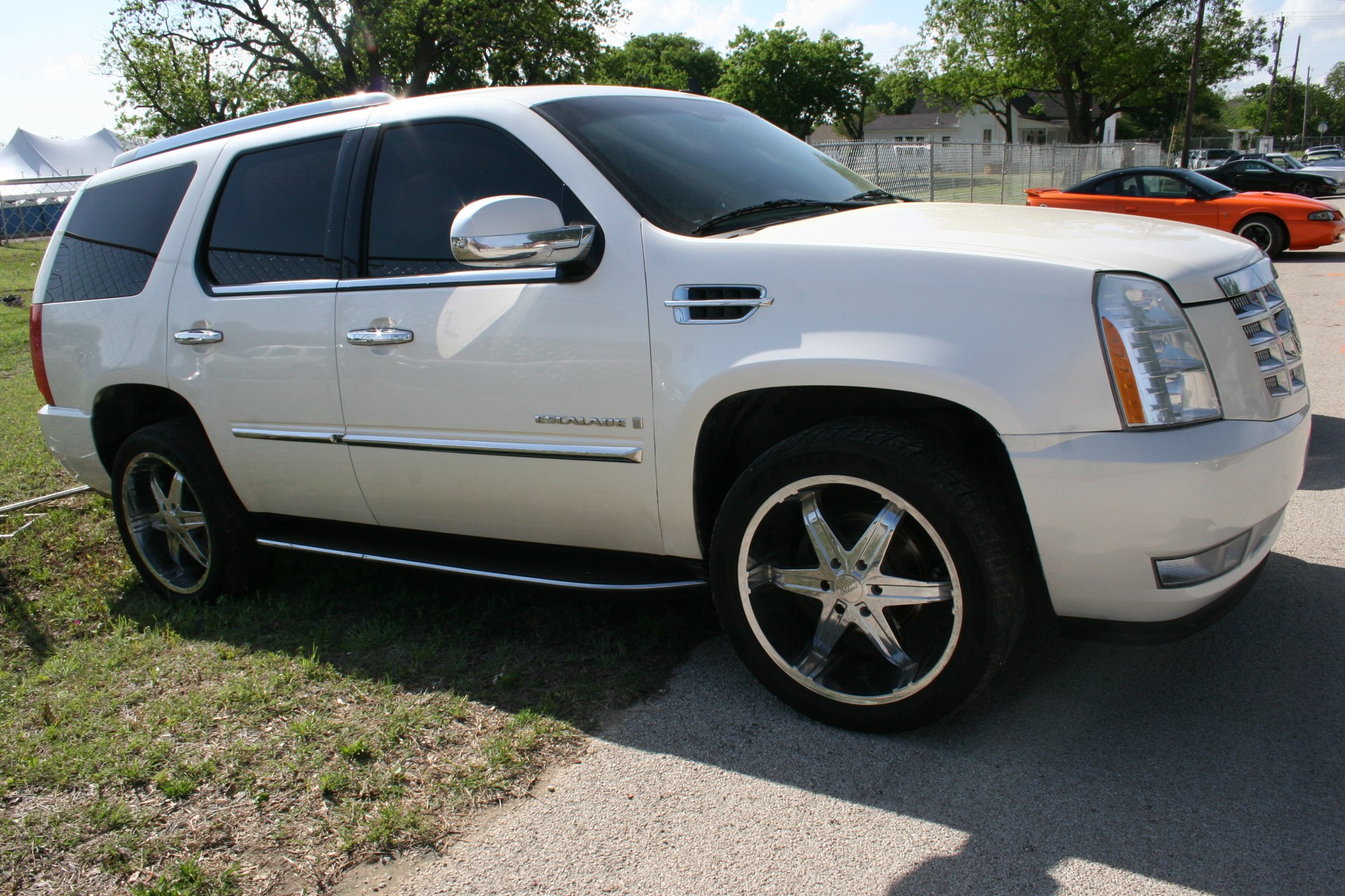 2nd Image of a 2008 CADILLAC ESCALADE 1500; LUXURY
