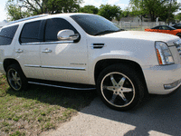 Image 3 of 8 of a 2008 CADILLAC ESCALADE 1500; LUXURY