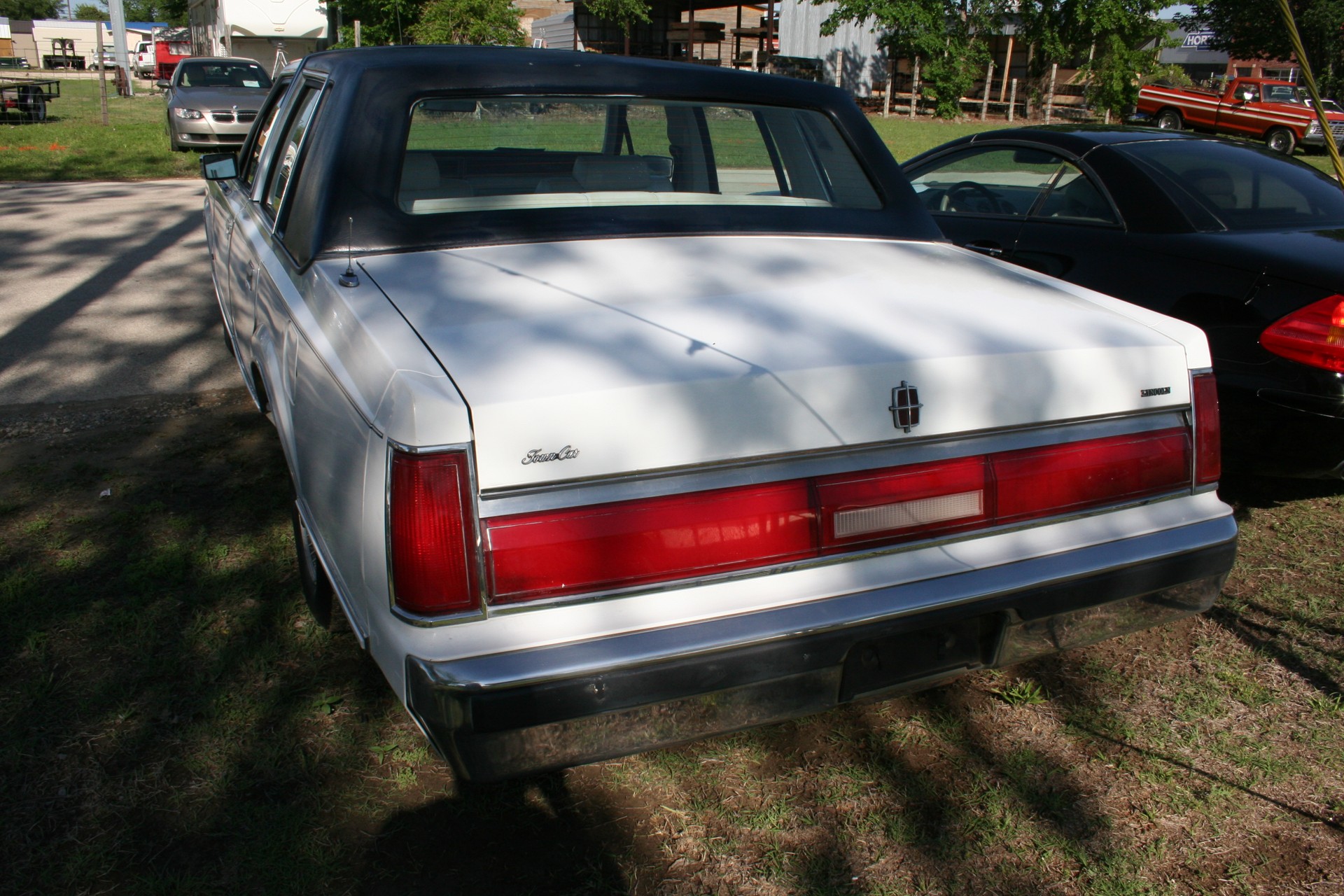 3rd Image of a 1985 LINCOLN TOWN CAR