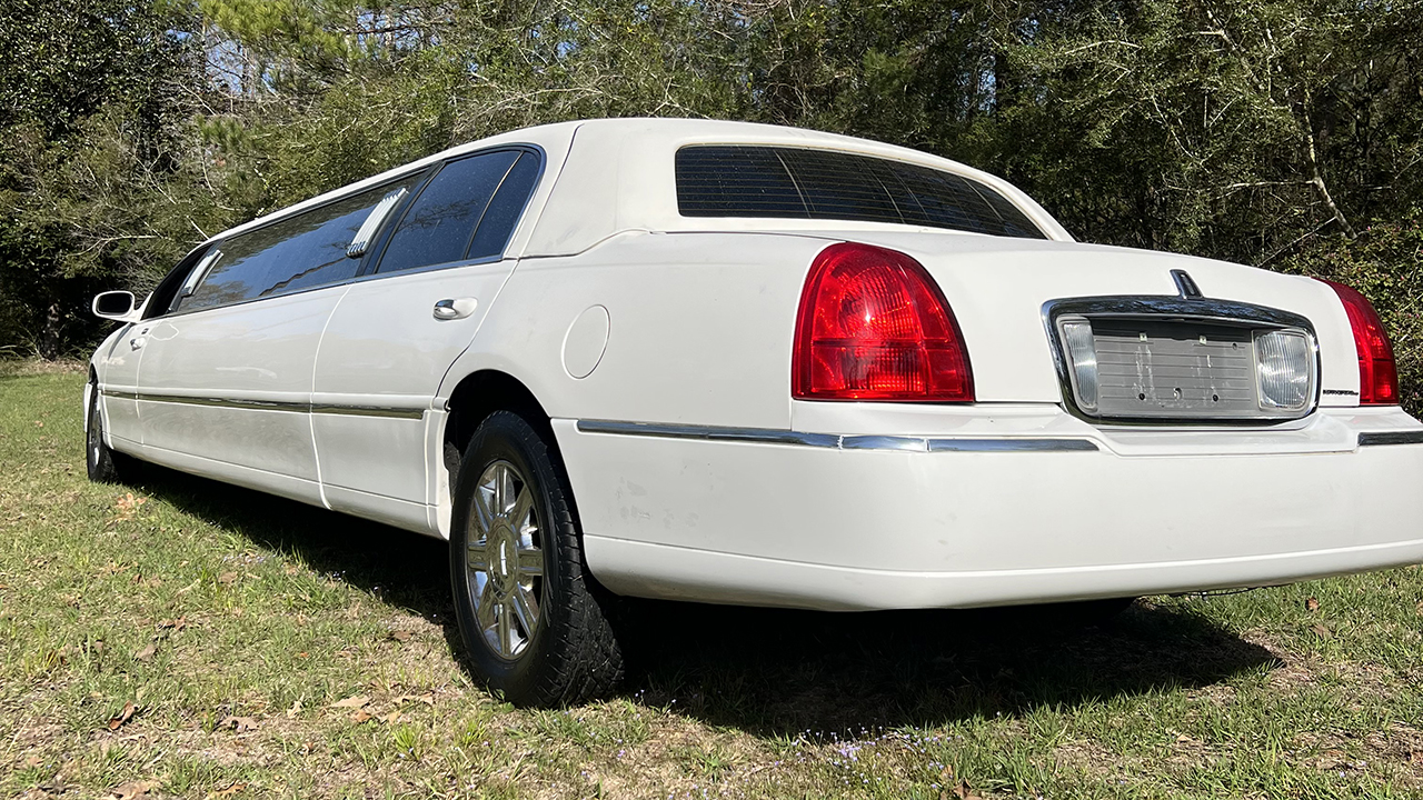 2nd Image of a 2011 LINCOLN TOWN CAR EXECUTIVE