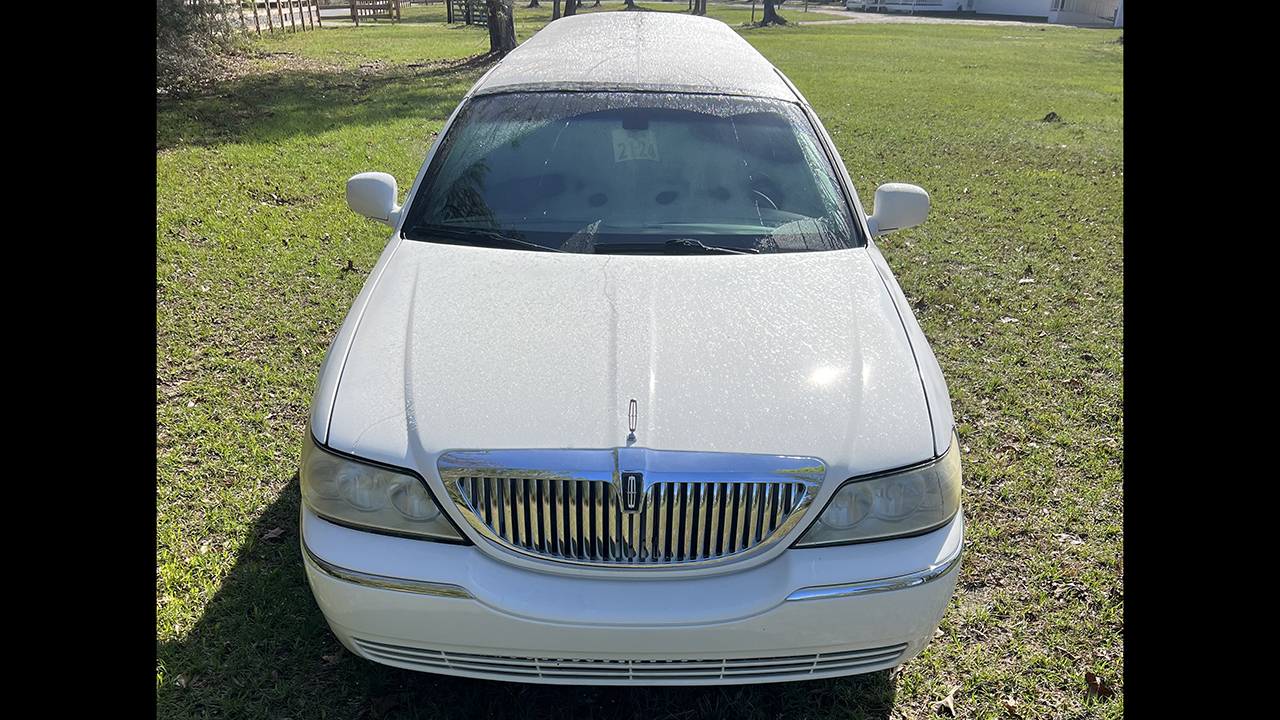 4th Image of a 2011 LINCOLN TOWN CAR EXECUTIVE