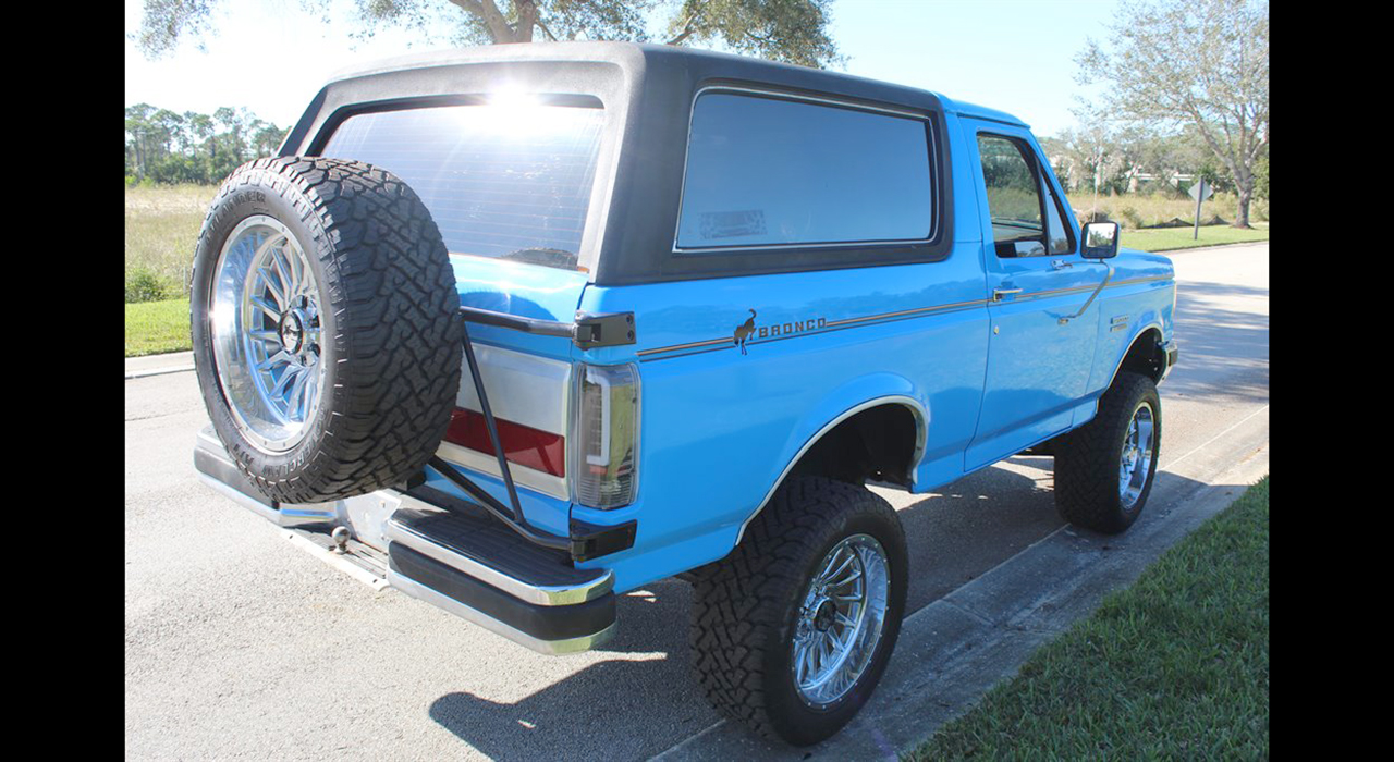 3rd Image of a 1990 FORD BRONCO XLT