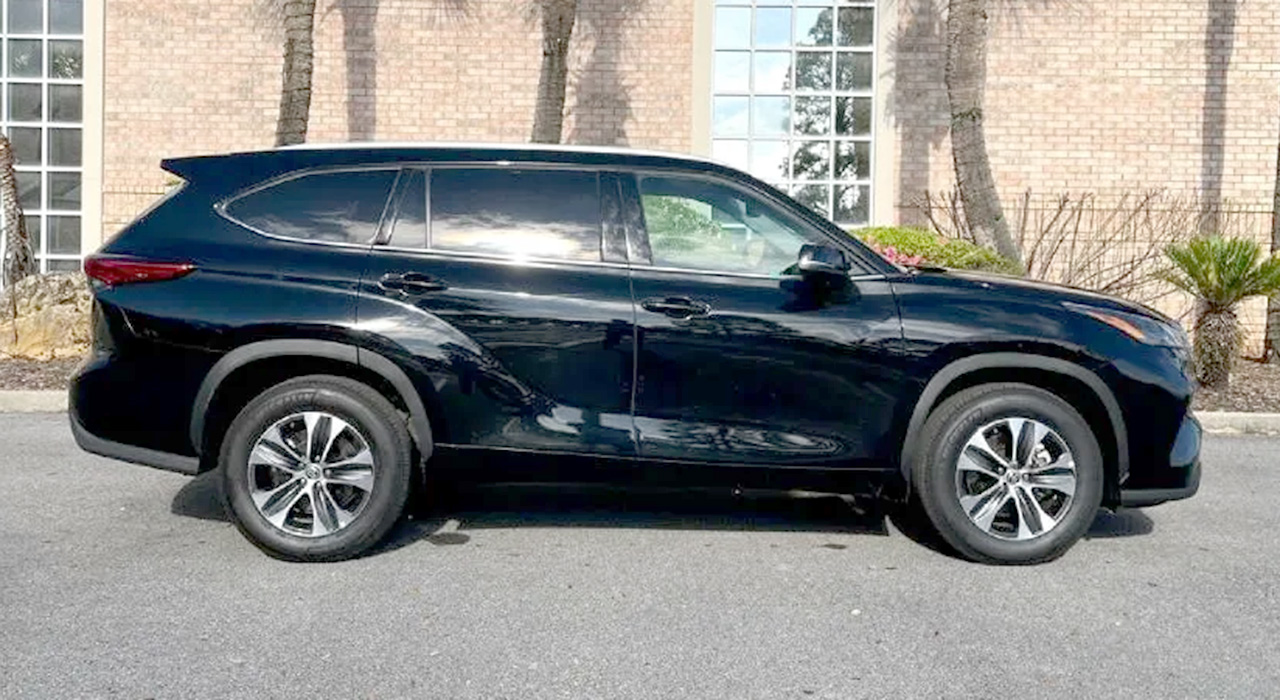 5th Image of a 2022 TOYOTA HIGHLANDER XLE
