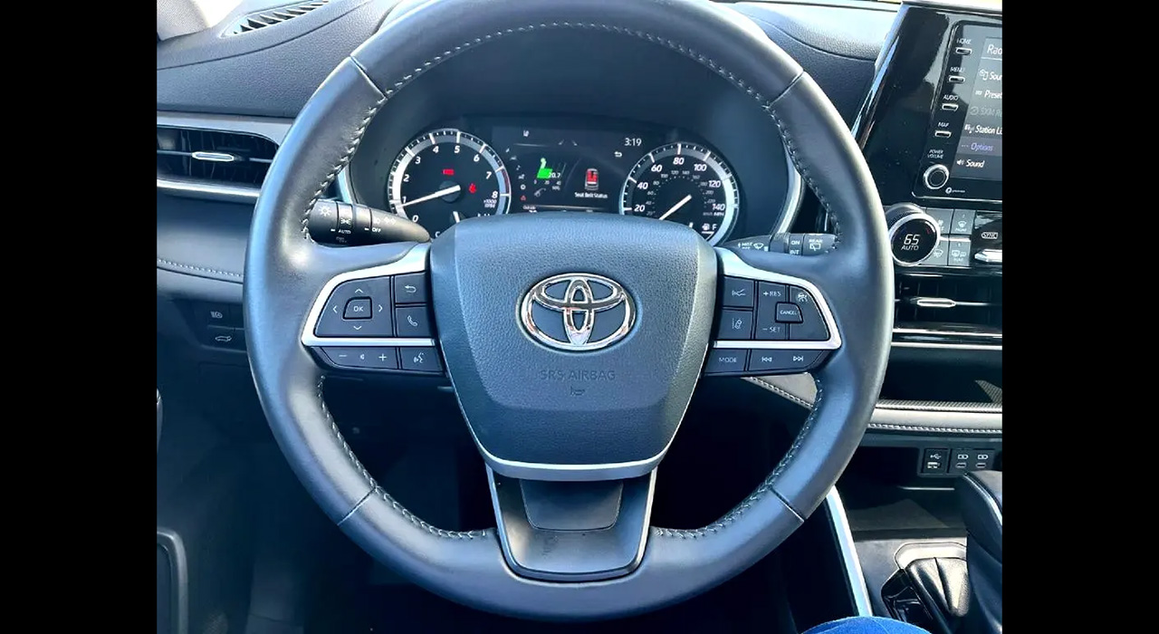 16th Image of a 2022 TOYOTA HIGHLANDER XLE