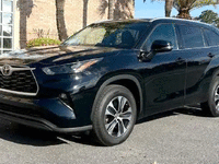 Image 1 of 29 of a 2022 TOYOTA HIGHLANDER XLE
