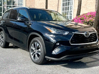 Image 2 of 29 of a 2022 TOYOTA HIGHLANDER XLE