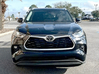 Image 7 of 29 of a 2022 TOYOTA HIGHLANDER XLE