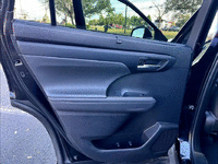 Image 10 of 29 of a 2022 TOYOTA HIGHLANDER XLE