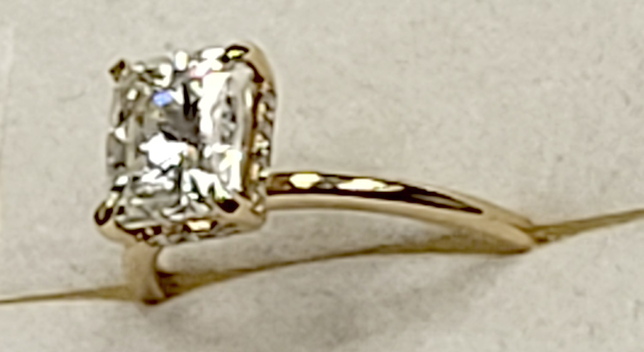 2nd Image of a N/A 18K GOLD DIAMOND