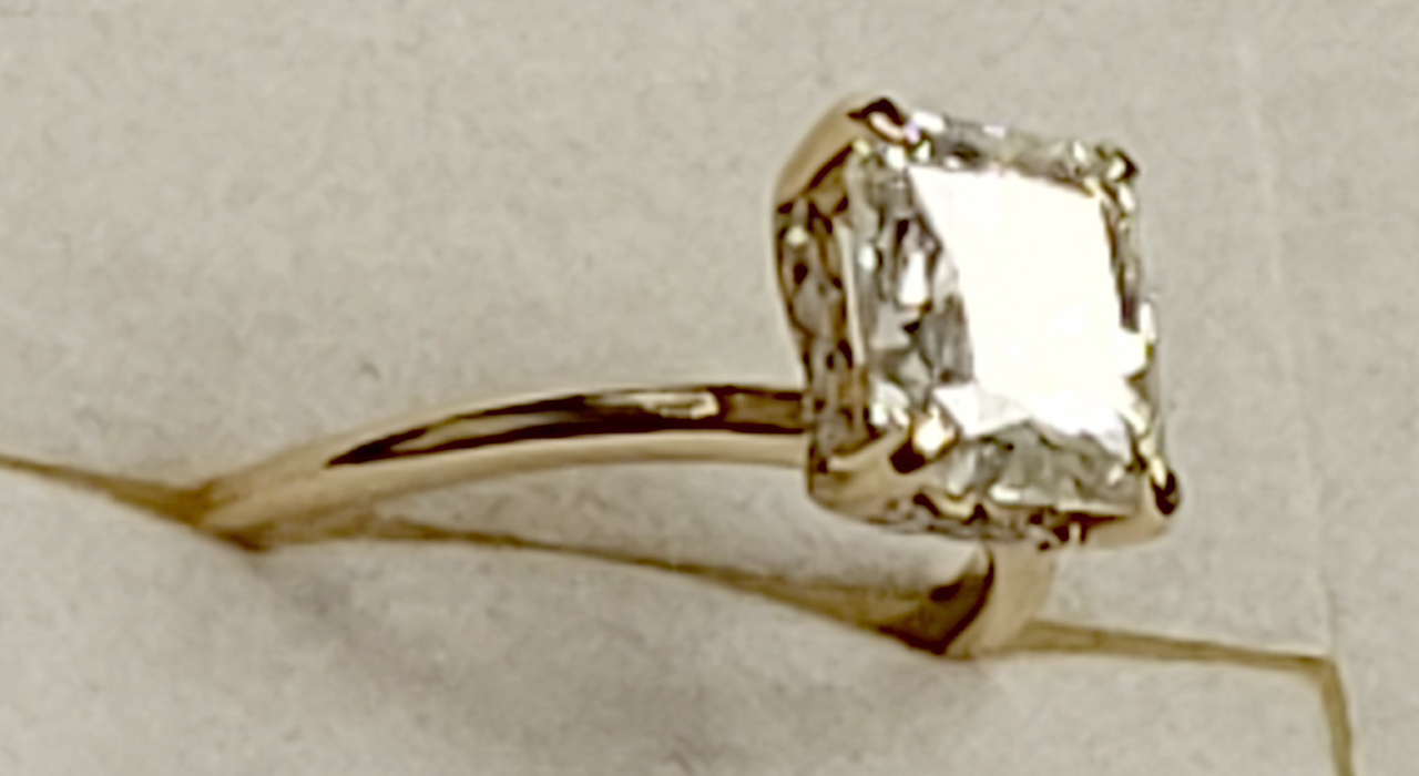 3rd Image of a N/A 18K GOLD DIAMOND