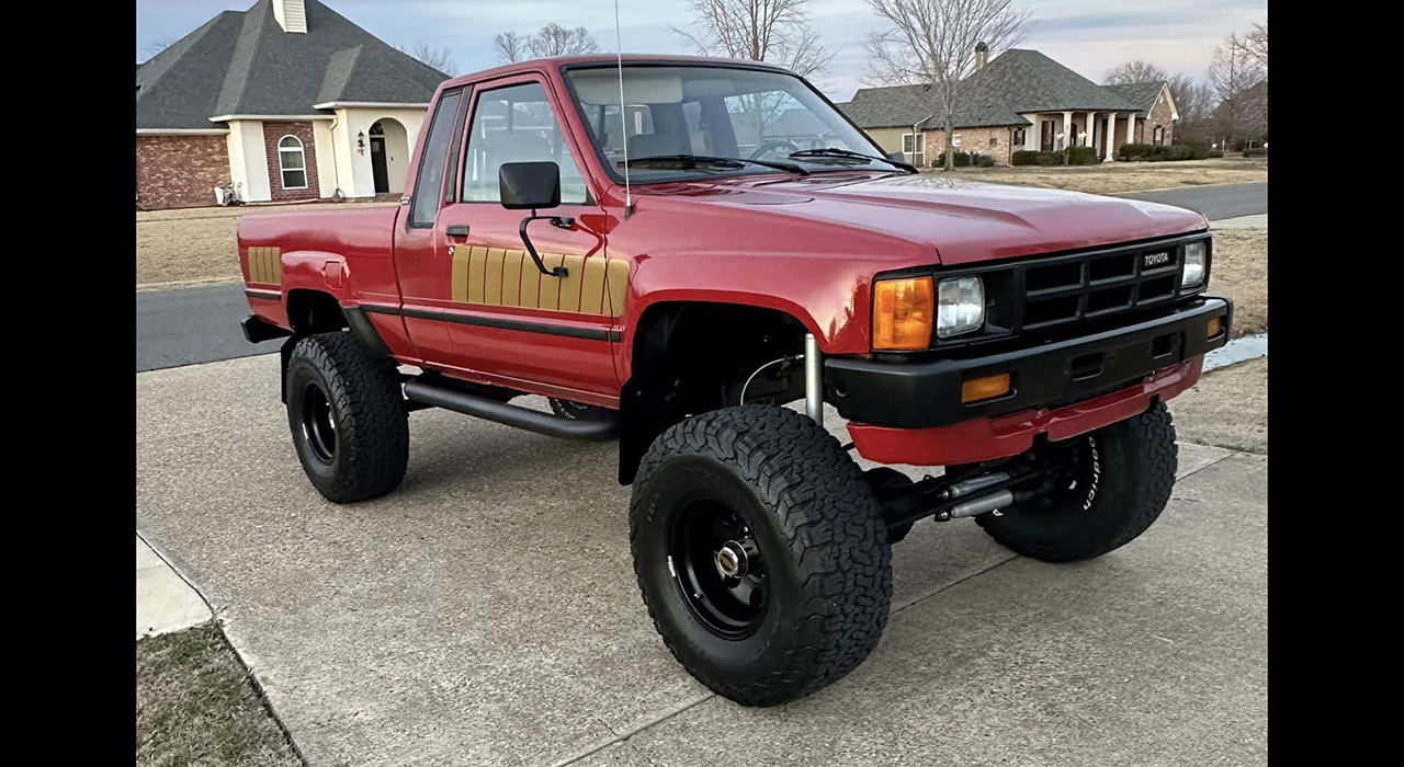 1st Image of a 1985 TOYOTA PICKUP DELUXE