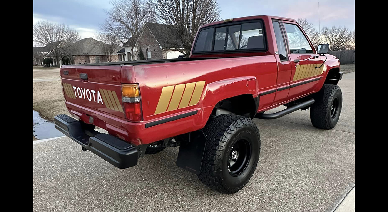 3rd Image of a 1985 TOYOTA PICKUP DELUXE