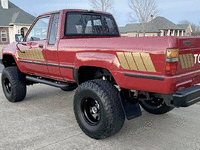 Image 3 of 16 of a 1985 TOYOTA PICKUP DELUXE