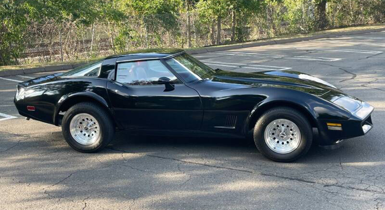 2nd Image of a 1981 CHEVROLET CORVETTE