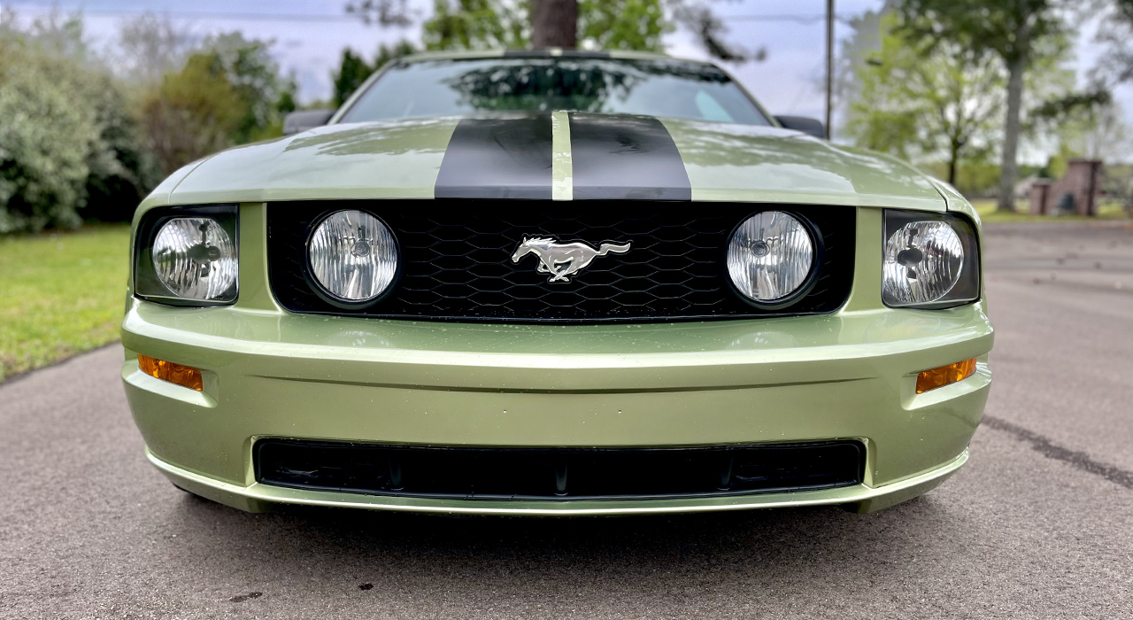2nd Image of a 2005 FORD MUSTANG GT