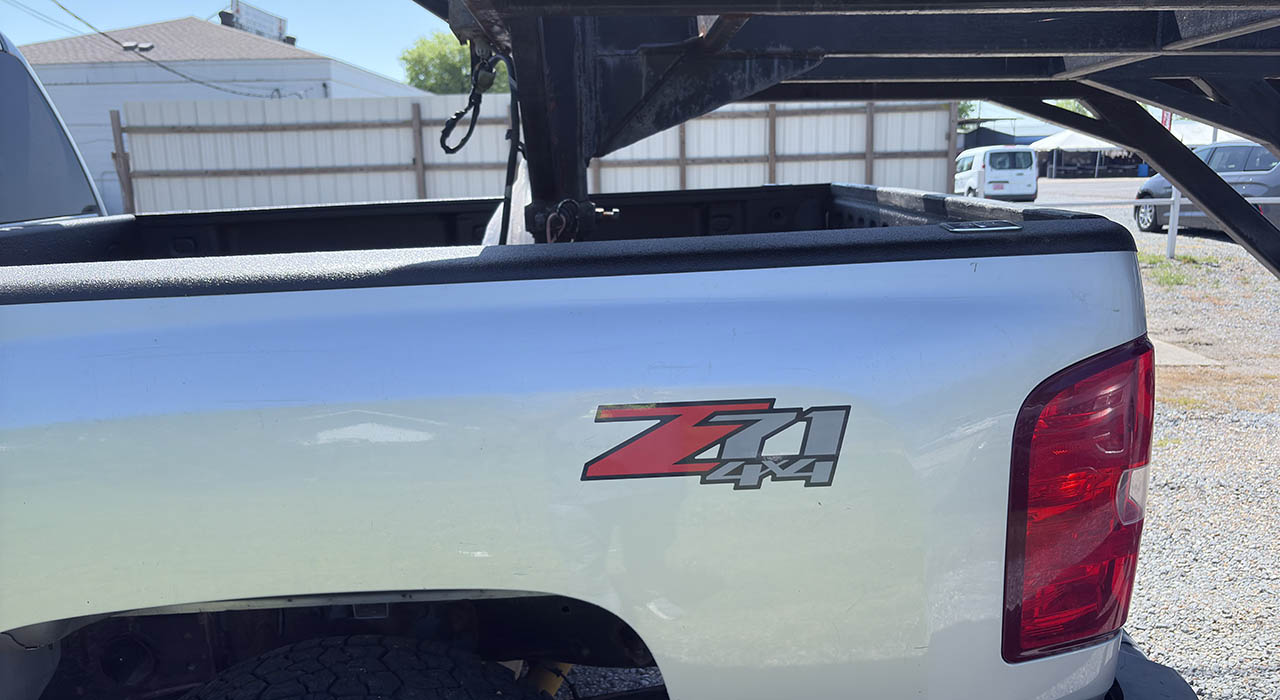 2nd Image of a 2013 CHEVROLET 2500 Z71 4X4