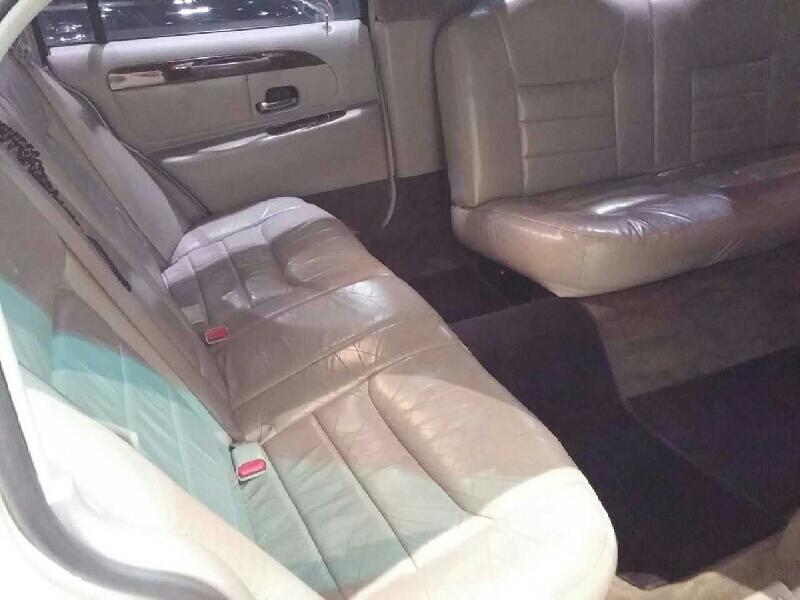 2nd Image of a 2000 LINCOLN TOWNCAR