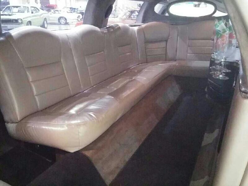 3rd Image of a 2000 LINCOLN TOWNCAR