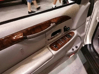 Image 8 of 12 of a 2000 LINCOLN TOWNCAR