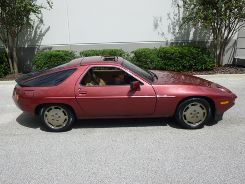 2nd Image of a 1982 PORSCHE 928