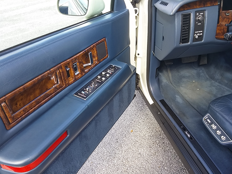 4th Image of a 1993 CADILLAC FLEETWOOD