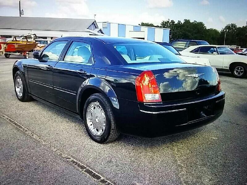 2nd Image of a 2005 CHRYSLER 300 TOURING