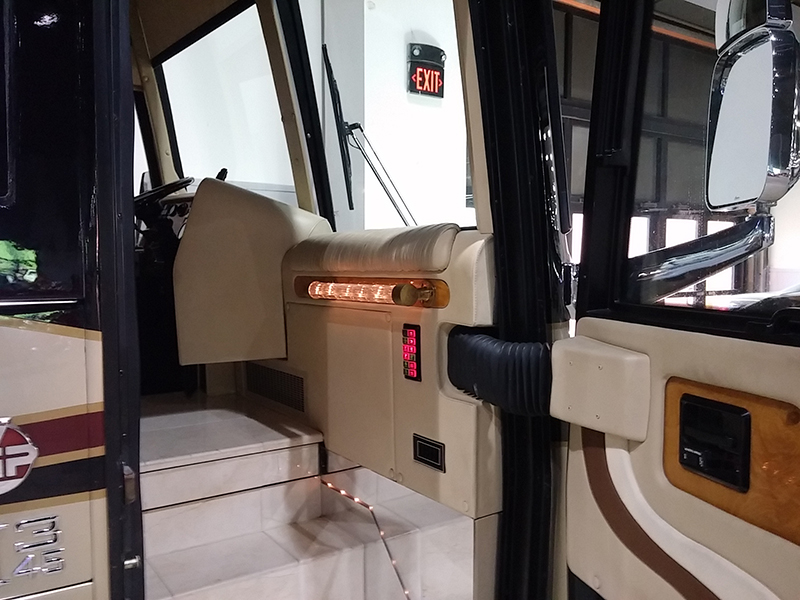 17th Image of a 1998 PREVOST FEATHERLIGHT H3-45