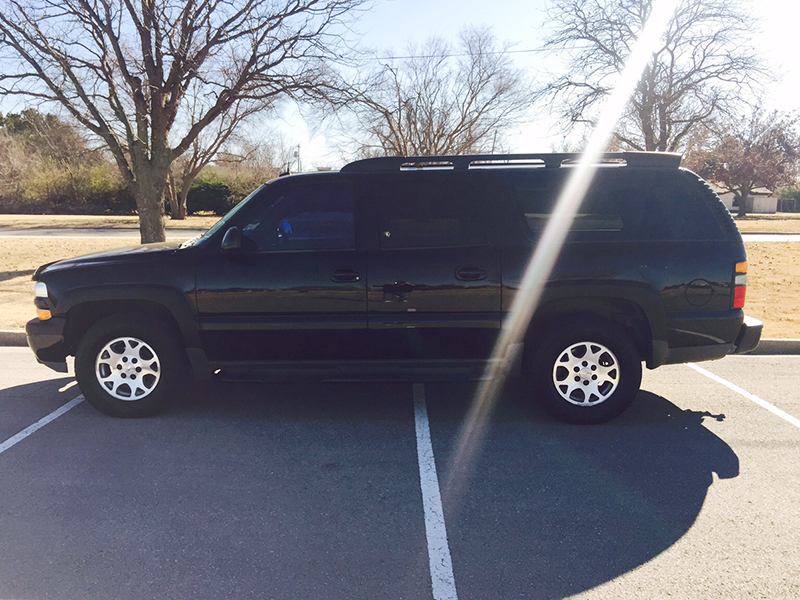 3rd Image of a 2004 CHEVROLET SUBURBAN