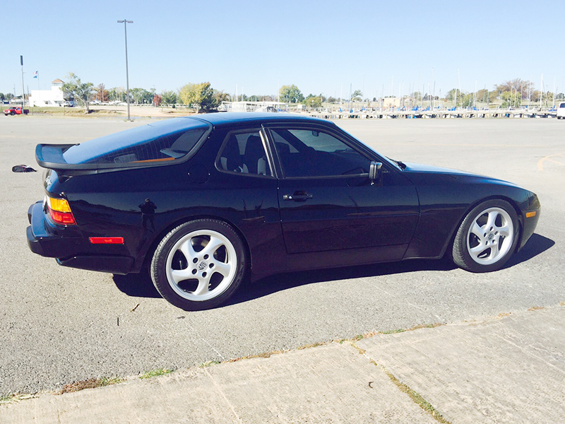 2nd Image of a 1988 PORSCHE 944 TURBO