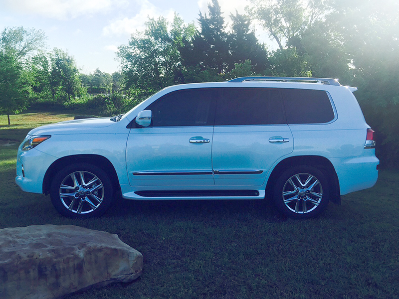 2nd Image of a 2015 LEXUS LX 570