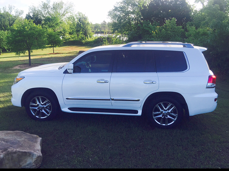 3rd Image of a 2015 LEXUS LX 570