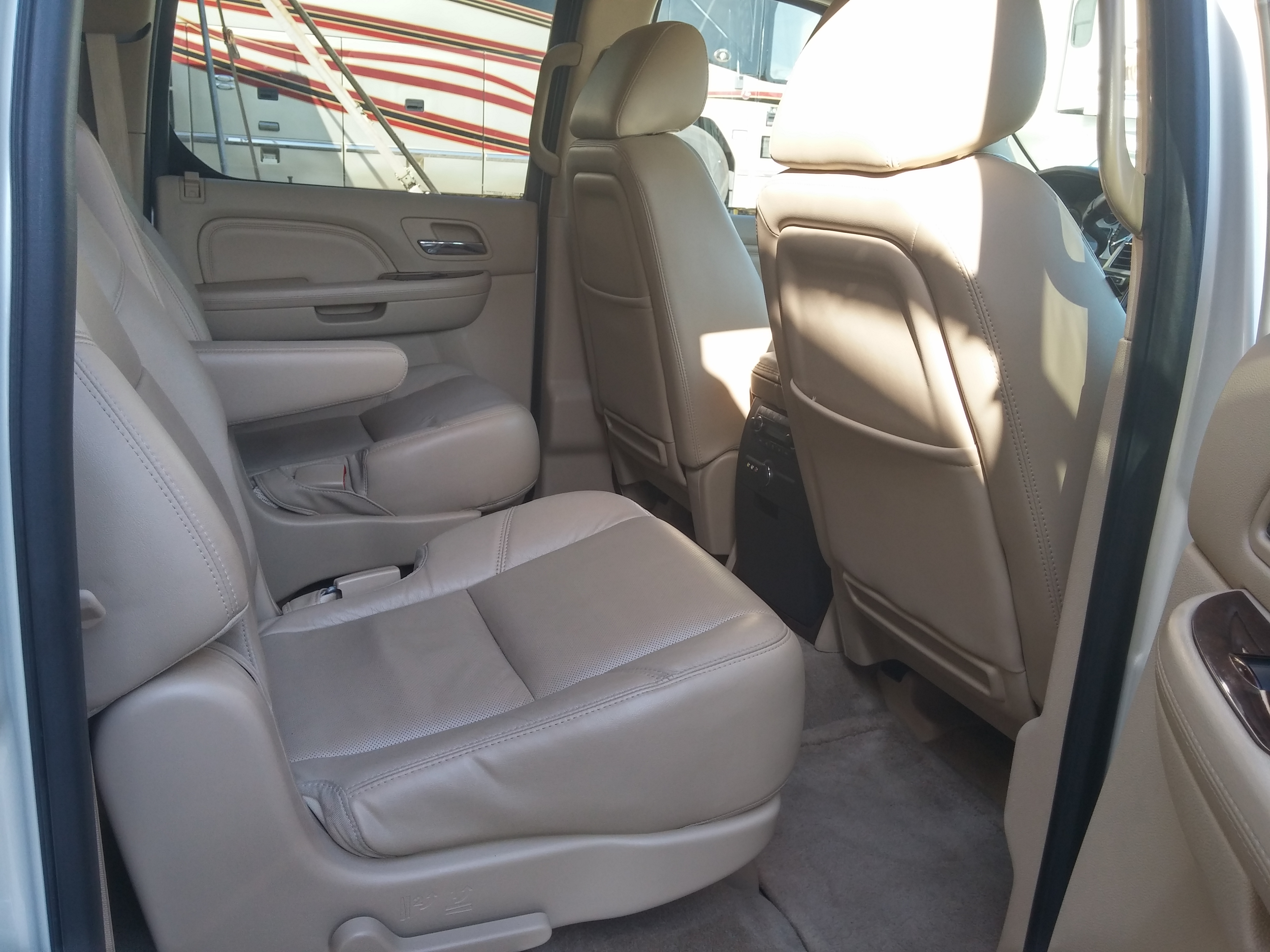 2nd Image of a 2014 CADILLAC ESCALADE ESV PREMIUM