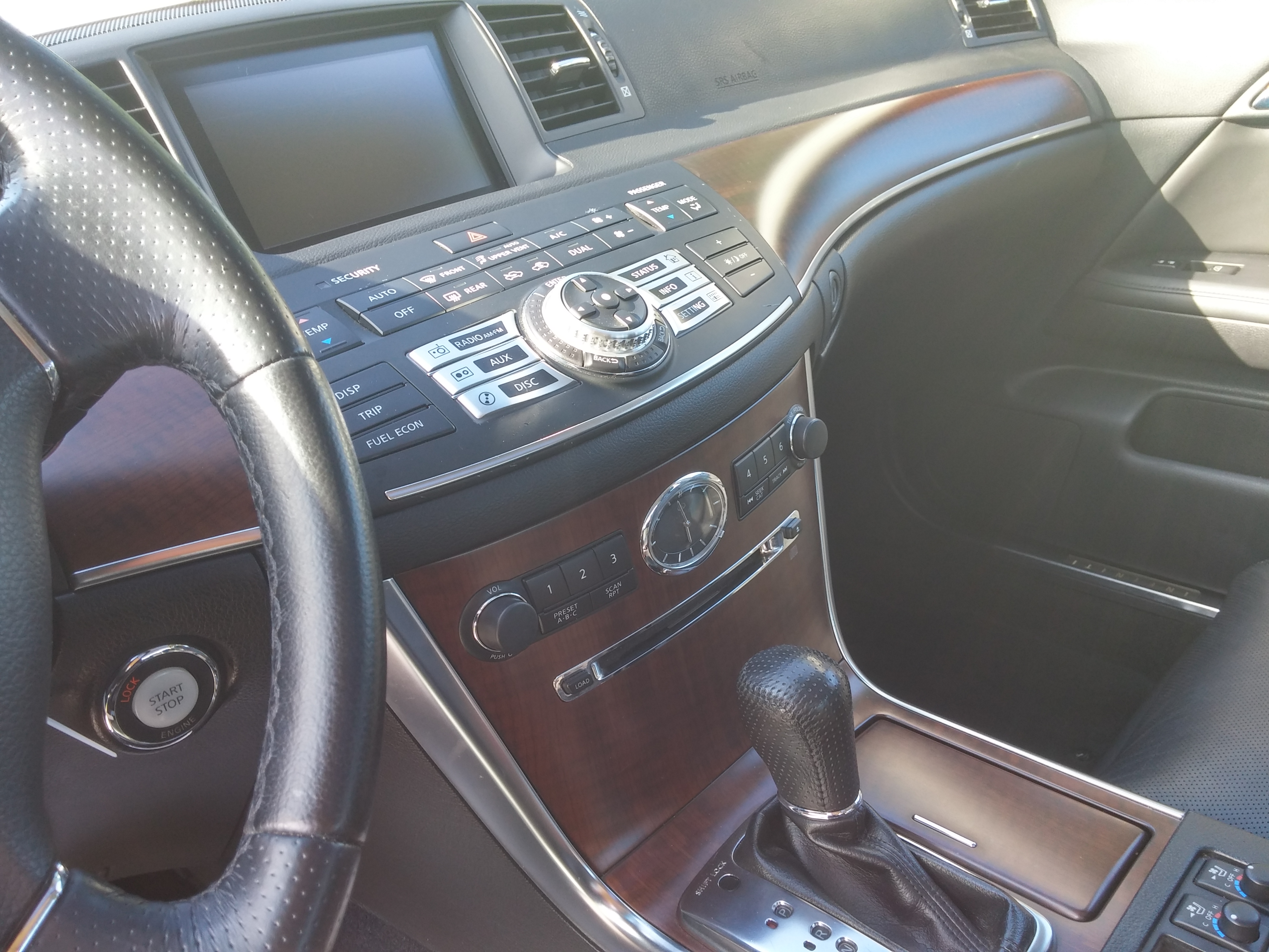 5th Image of a 2010 INFINITI M35