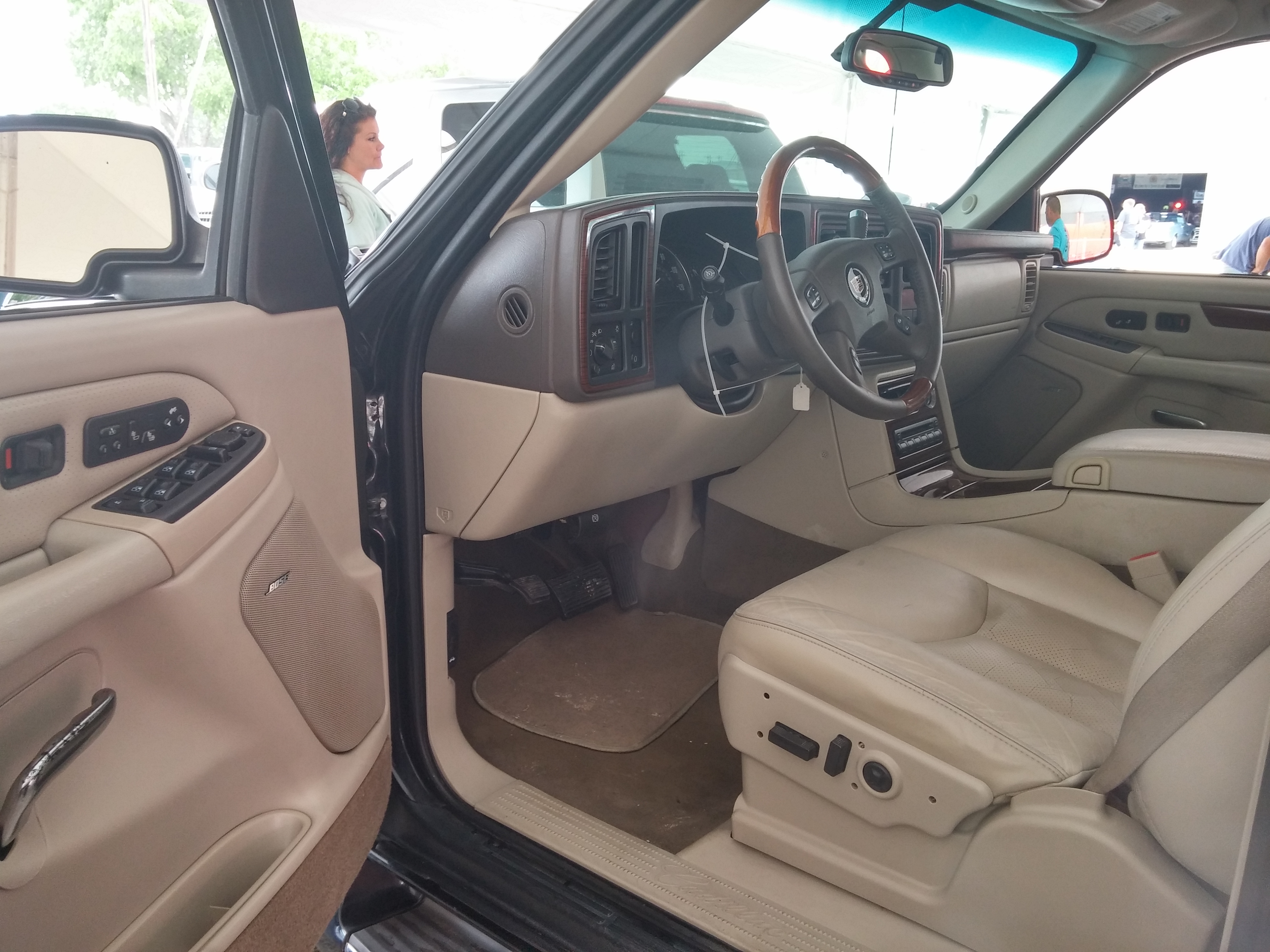 2nd Image of a 2004 CADILLAC ESCALADE EXT 1500; LUXURY