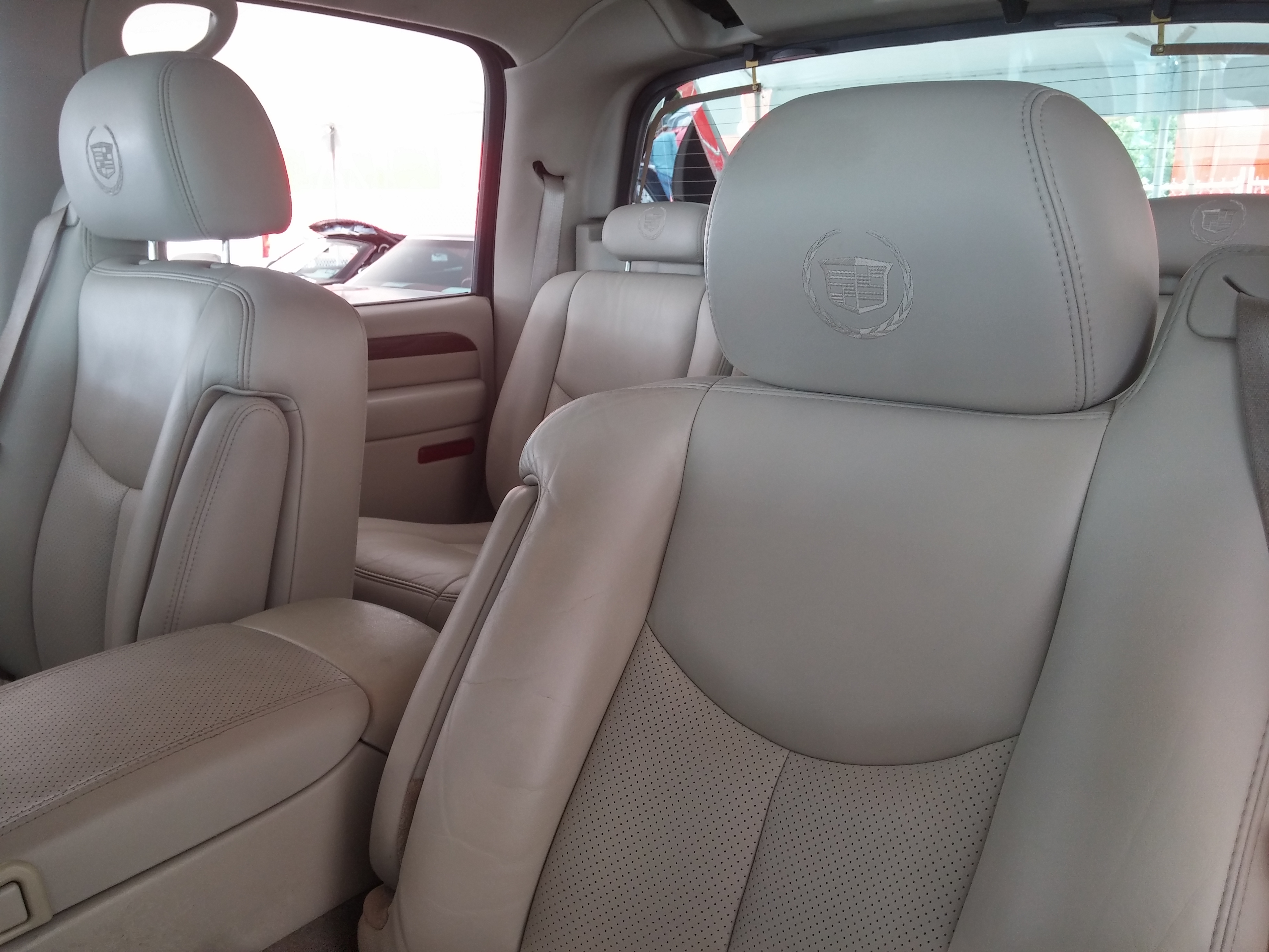3rd Image of a 2004 CADILLAC ESCALADE EXT 1500; LUXURY