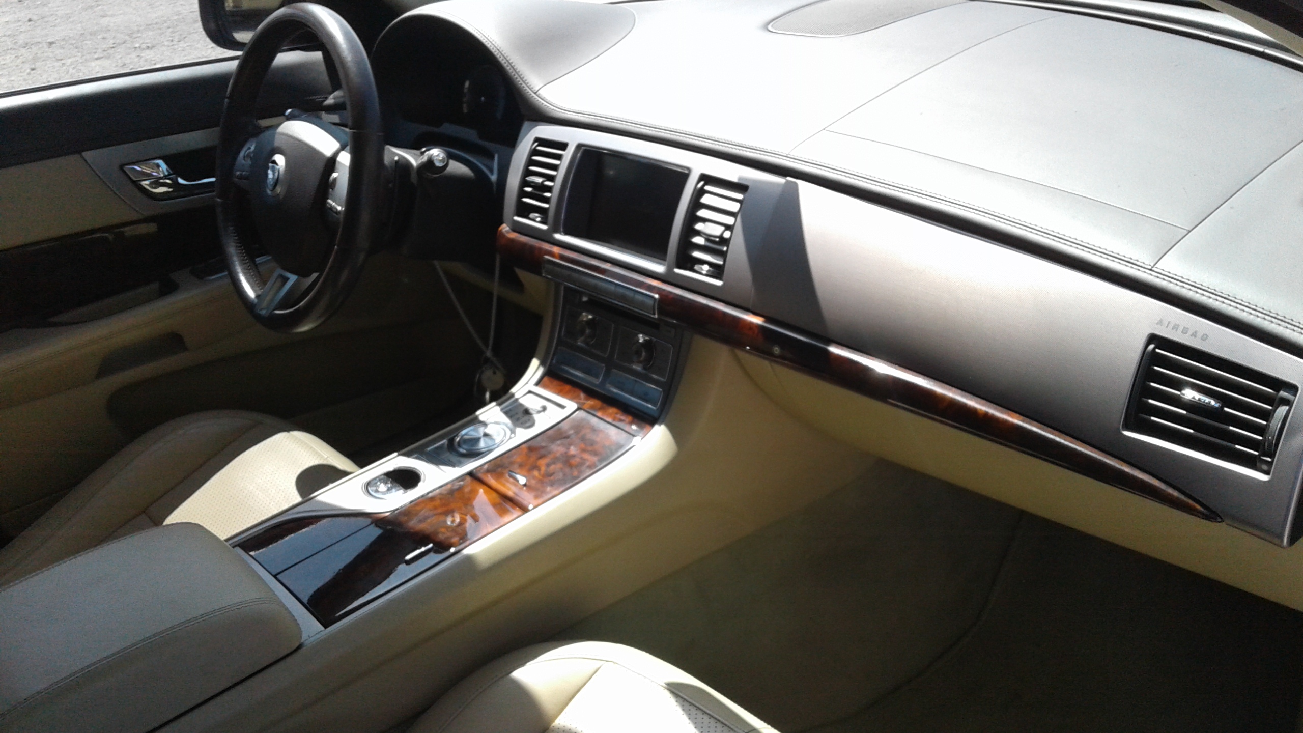 2nd Image of a 2009 JAGUAR XF PREMIUM LUXURY