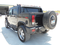 Image 2 of 10 of a 2005 HUMMER SUT LUXURY