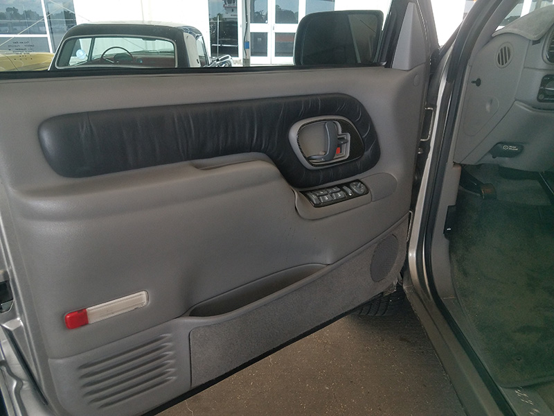 3rd Image of a 1999 GMC SUBURBAN K2500