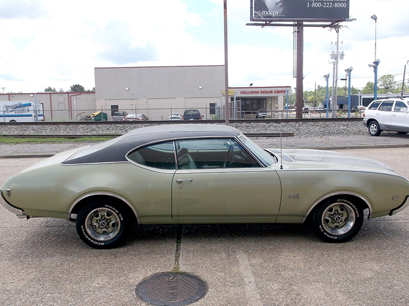 2nd Image of a 1969 OLDSMOBILE 442