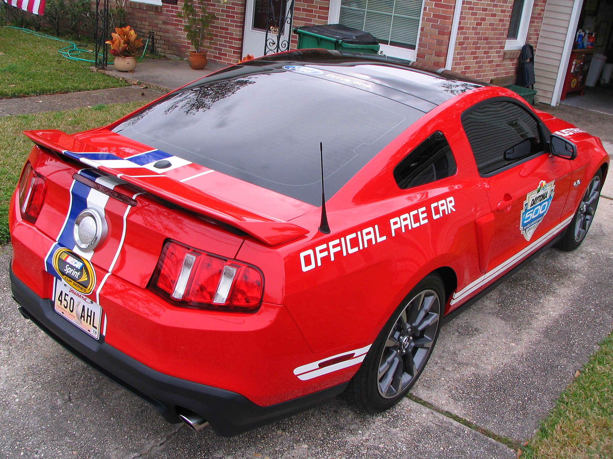 2nd Image of a 2011 FORD MUSTANG GT