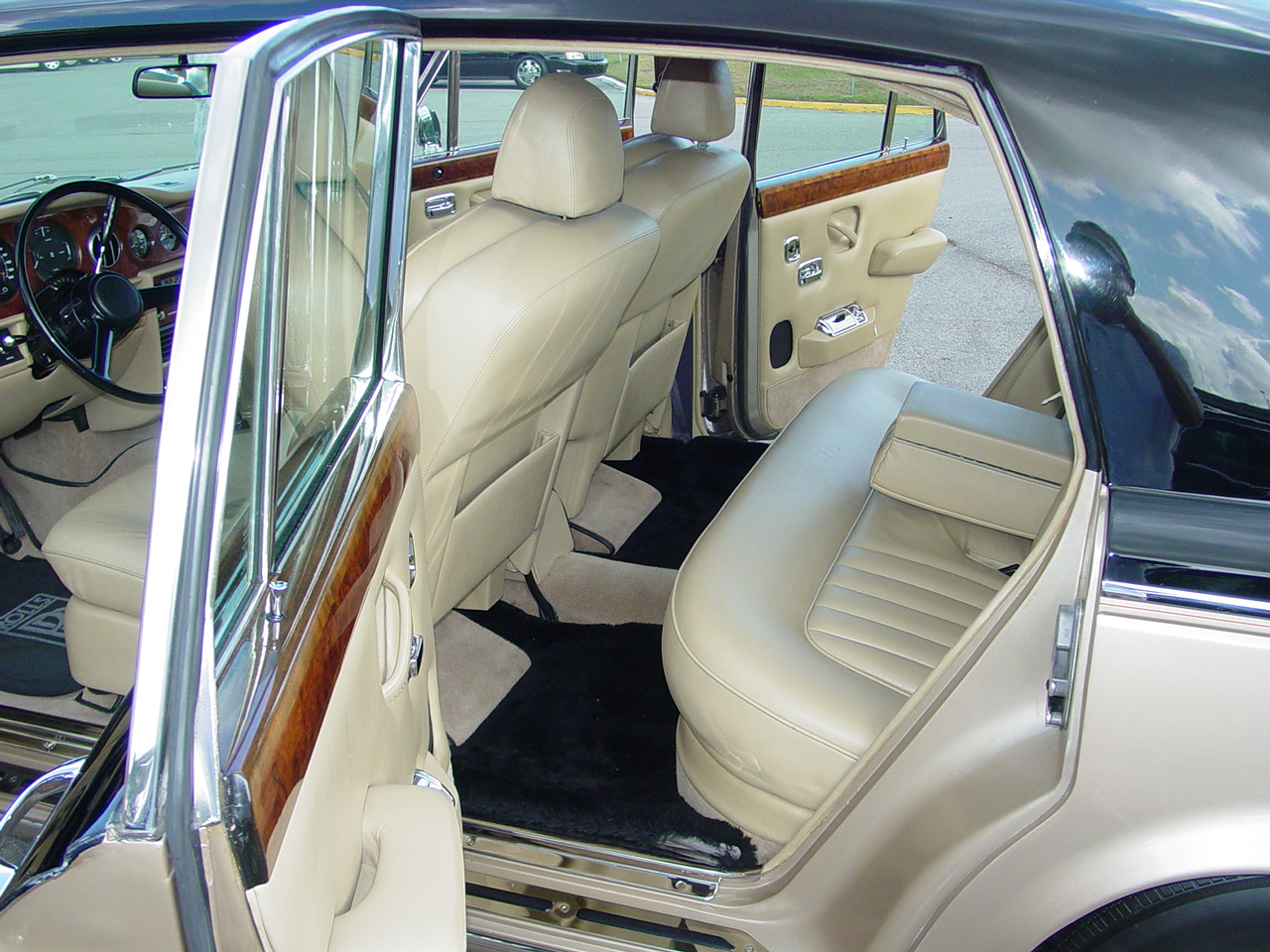 2nd Image of a 1977 ROLLS ROYCE SILVER SHADOW II